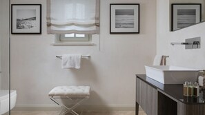 Suihku, hiustenkuivaaja, pyyhkeet