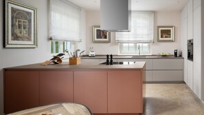 Réfrigérateur, four, lave-vaisselle, cafetière/bouilloire