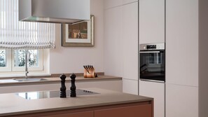 Fridge, oven, dishwasher, coffee/tea maker