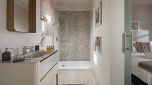 Douche, sèche-cheveux, serviettes fournies
