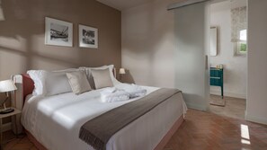 5 bedrooms, iron/ironing board, free WiFi, bed sheets