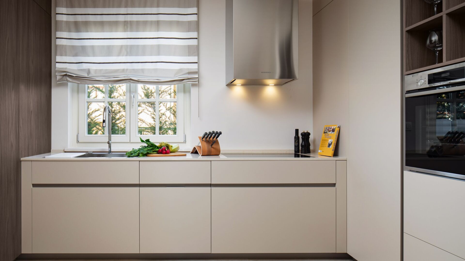 Fridge, oven, dishwasher, coffee/tea maker