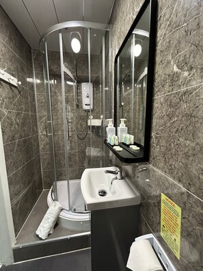 Superior Studio, City View | Bathroom | Shower, rainfall showerhead, hair dryer, towels - VR Apartments (Glasgow)