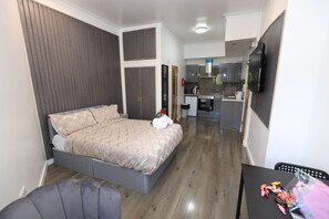 Superior Studio, City View | Individually decorated, individually furnished, free WiFi, bed sheets - VR Apartments (Glasgow)