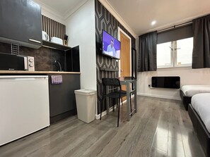Superior Studio, City View | Individually decorated, individually furnished, free WiFi, bed sheets - VR Apartments (Glasgow)