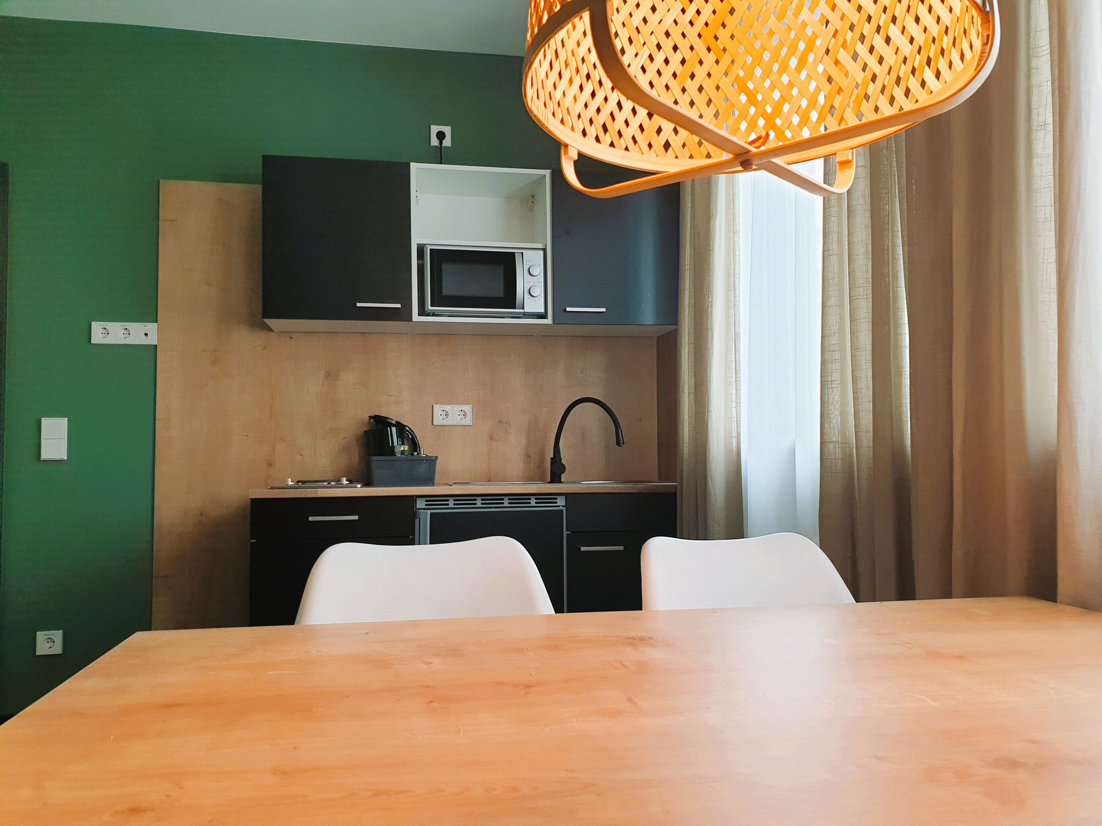 Apartament | Cuina privada | Frigorífic, microones, placa de cuina i bullidora elèctrica 