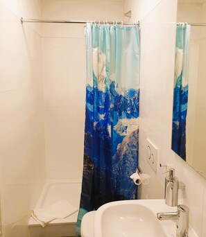 Appartement | Salle de bain | Douche, serviettes fournies, savon, papier de toilette