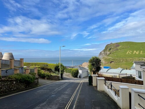 Town centre flat near to TUNNELS BEACH and the harbour with a large BALCONY!