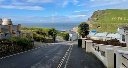 Town centre flat near to TUNNELS BEACH and the harbour with a large BALCONY!