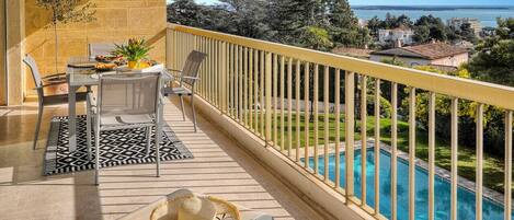 تناول الطعام بالخارج