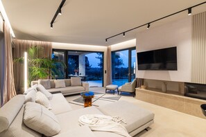 TV, fireplace - Villa Caruso by Villas Guide (Tar)