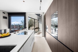 Fridge, microwave, oven, dishwasher - Villa Caruso by Villas Guide (Tar)