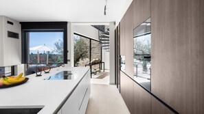 Réfrigérateur, four à micro-ondes, un four, lave-vaisselle