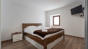 3 slaapkamers, een strijkplank/strijkijzer, gratis wifi, beddengoed