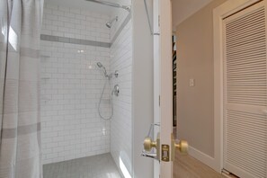 Douche, séchoir à cheveux, serviettes fournies, shampooing