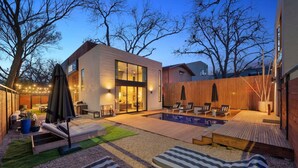 A modern outdoor living area with a pool, lounge chairs, and a wooden deck. - NEW Luxe DT Austin Oasis | Pool | Casita (Austin)
