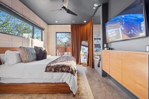 4 bedrooms, desk, iron/ironing board, WiFi