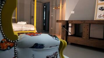 5 bedrooms, iron/ironing board, WiFi, bed sheets