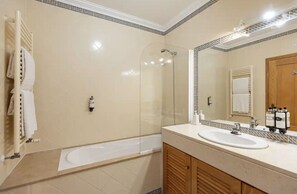 Séchoir à cheveux, bidet, serviettes fournies, savon