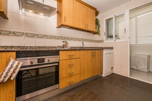 ثلاجة، ميكروويف، فرن، غسالة أطباق