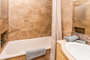 Bruser, hårtørrer, håndklæder, Toiletpapir