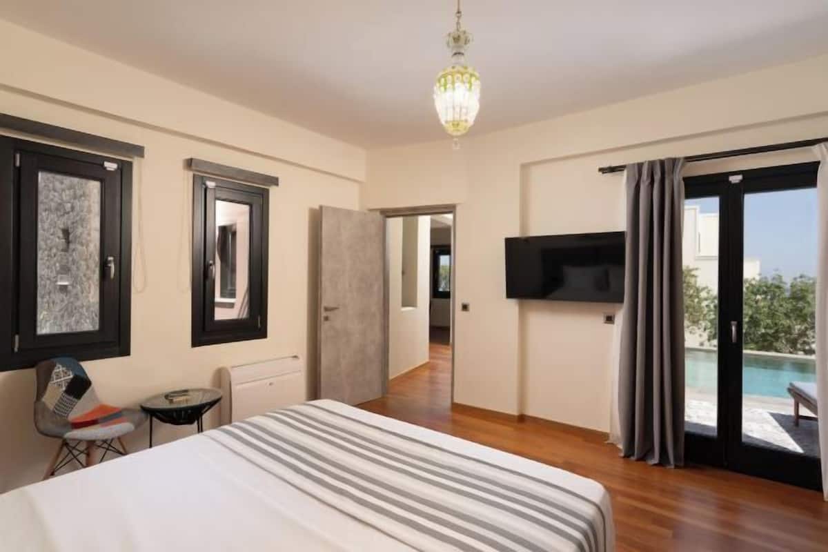 2 bedrooms, premium bedding, pillow-top beds, minibar