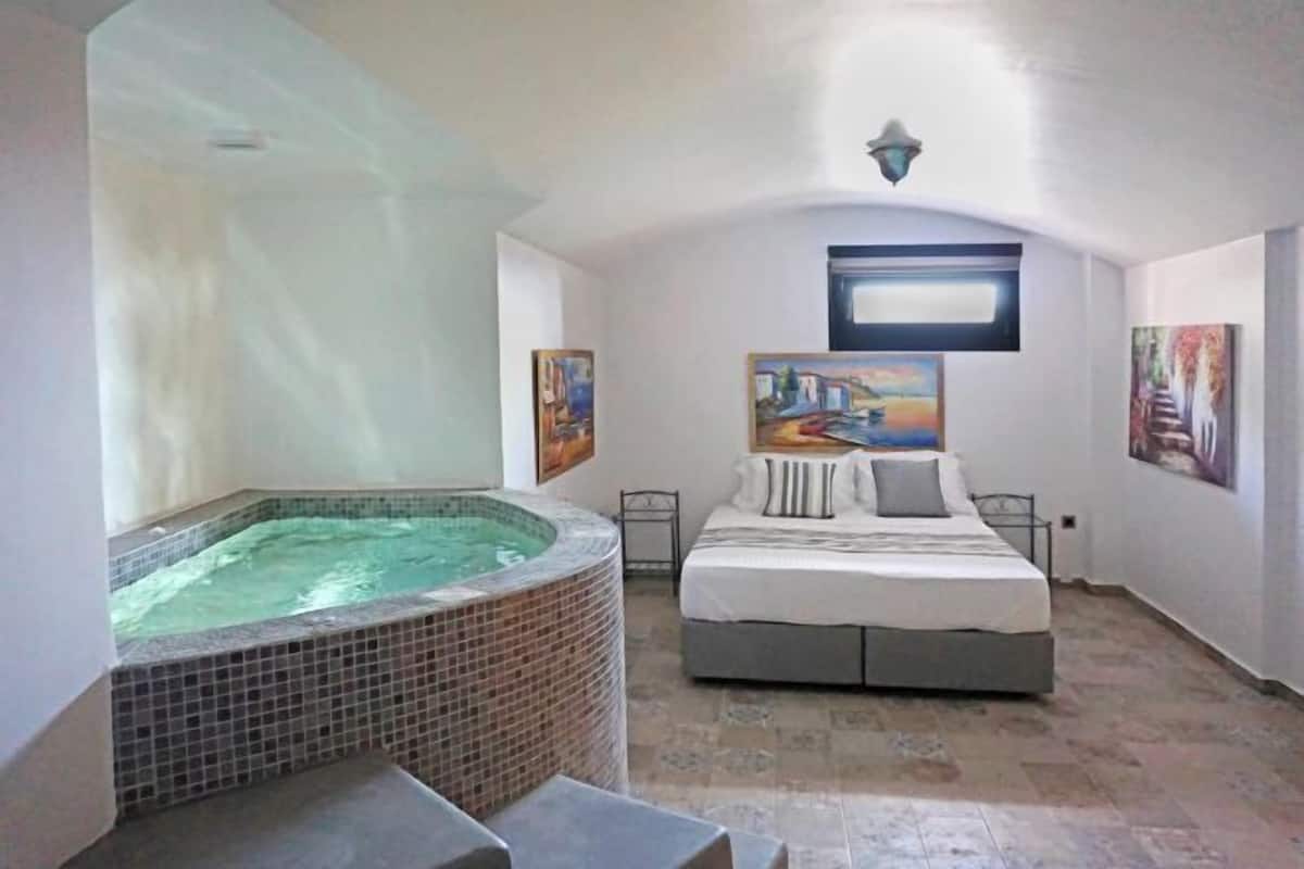 2 bedrooms, premium bedding, pillow-top beds, minibar