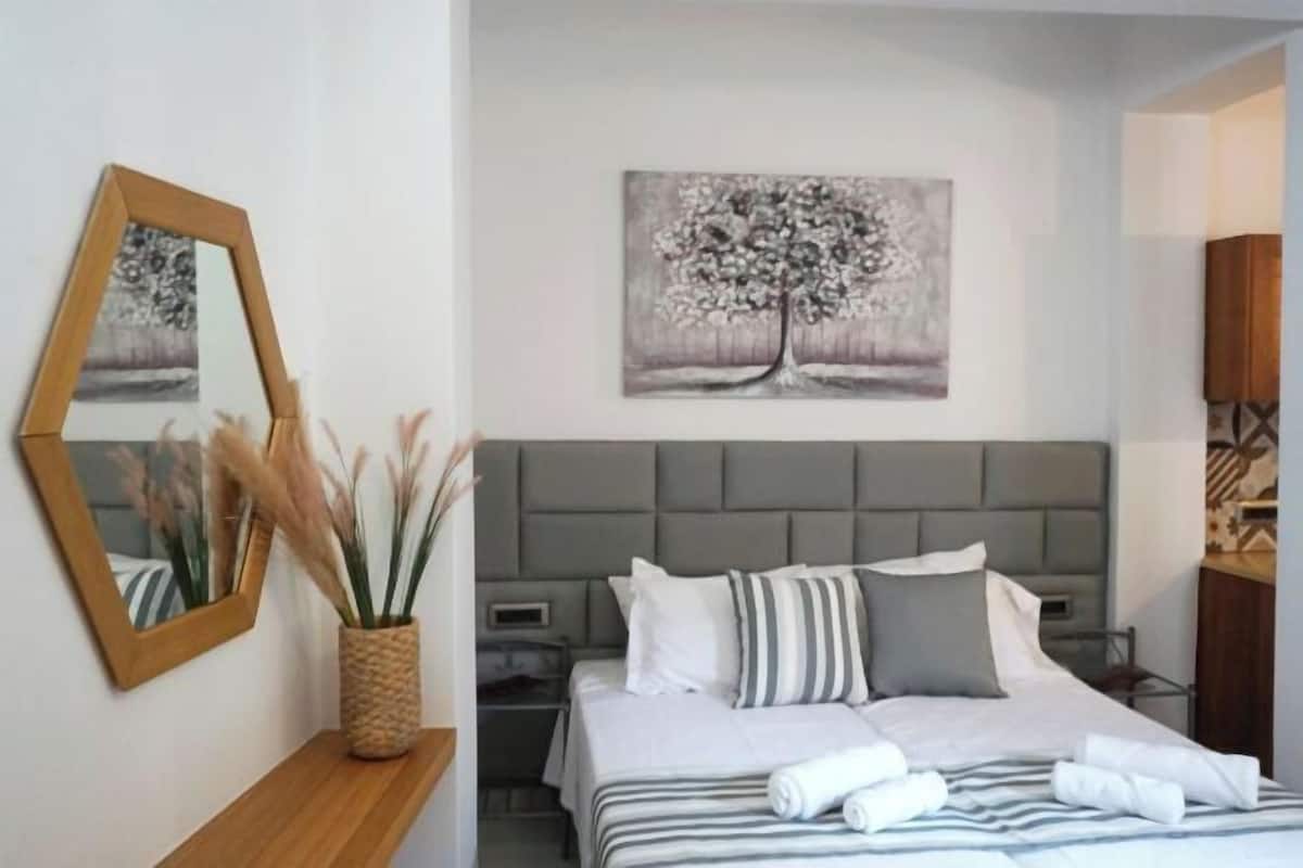 2 bedrooms, premium bedding, pillow-top beds, minibar