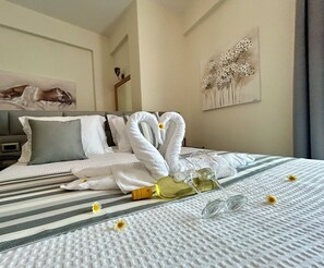 Signature Villa, Outdoor Jacuzzi, Sea View | Luxe beddengoed, pillowtop-bedden, een minibar, een kluis op de kamer