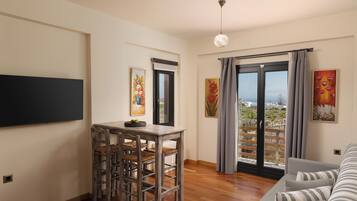 Deluxe Villa, Outdoor Jacuzzi, Sea View | Vardagsrum | 42-tums smart-tv med satellitkanaler