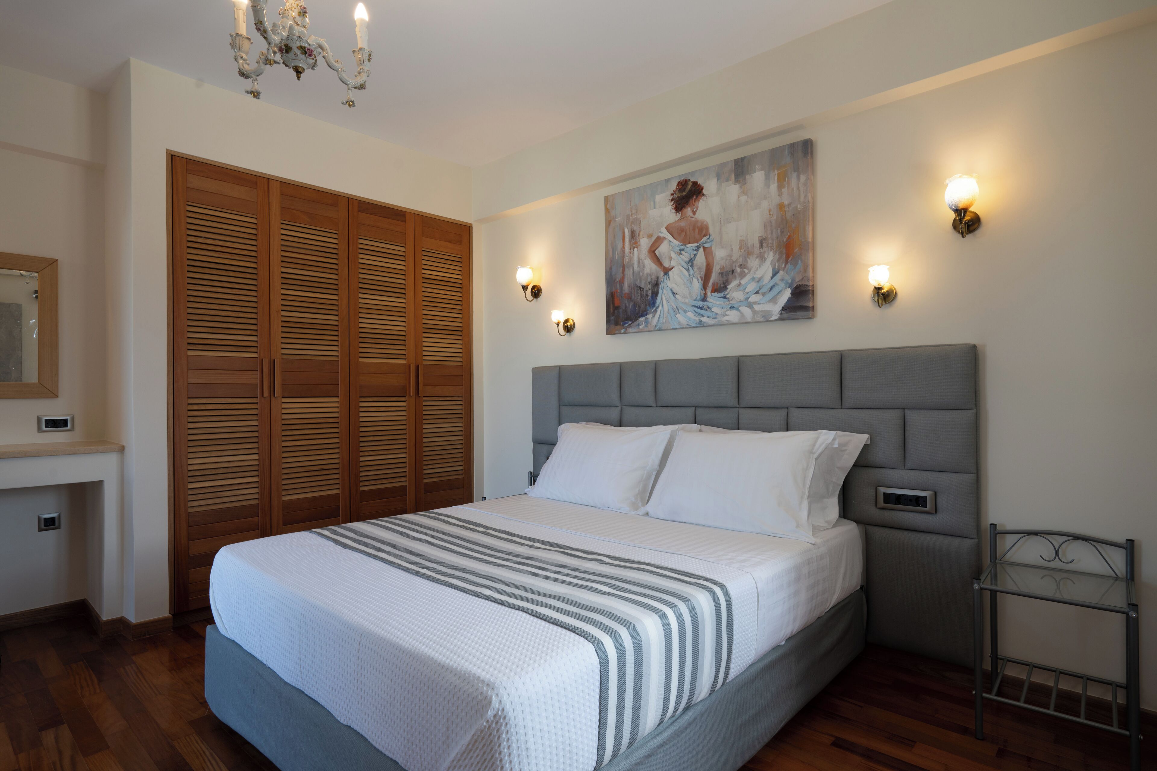 Ropa de cama de alta calidad, colchones con pillow-top y minibar 