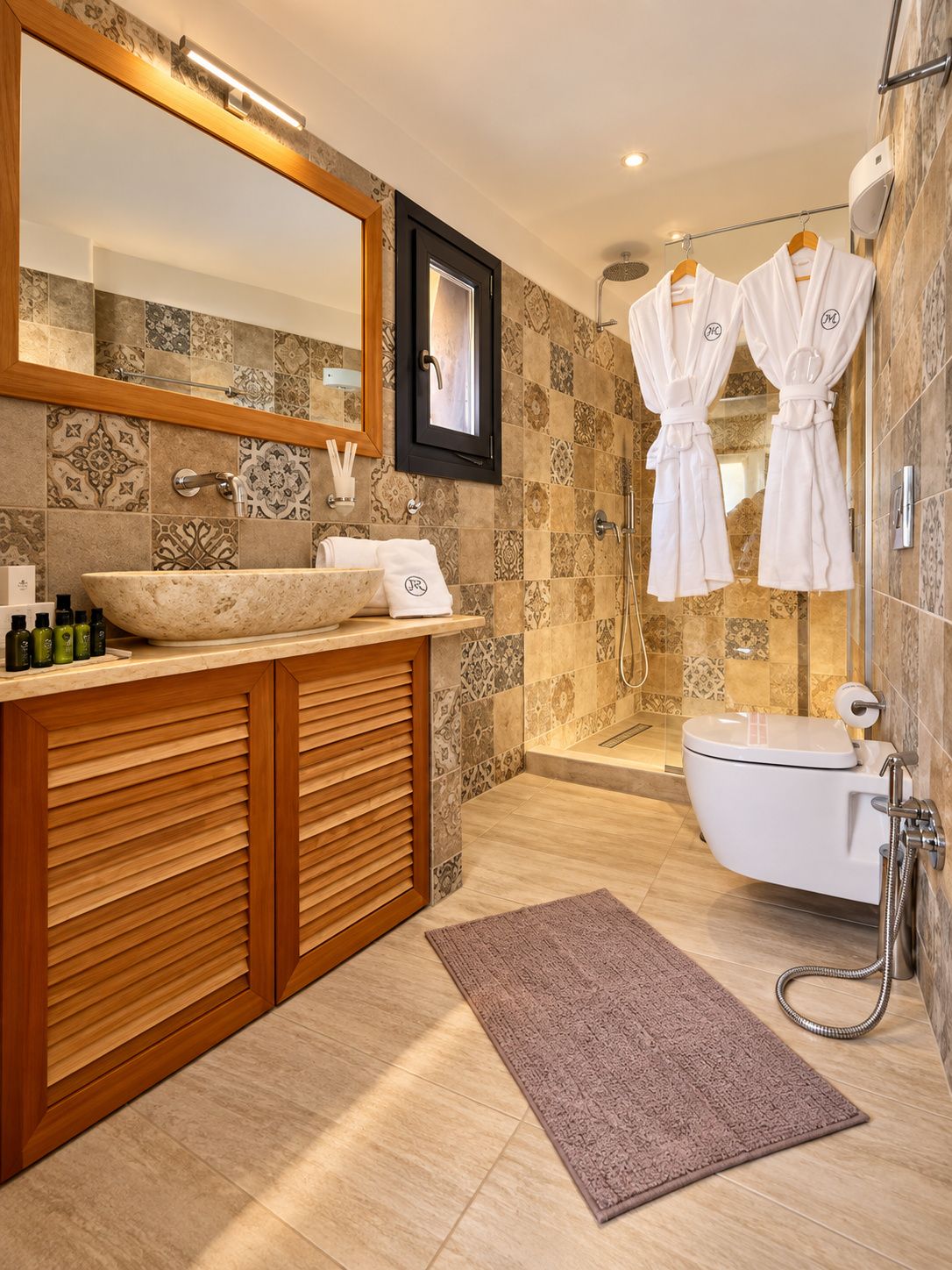 Ein modernes Badezimmer mit einer freistehenden Badewanne, einem großen Spiegel und einem Waschtisch mit Waschbecken und Handtuchhalter.