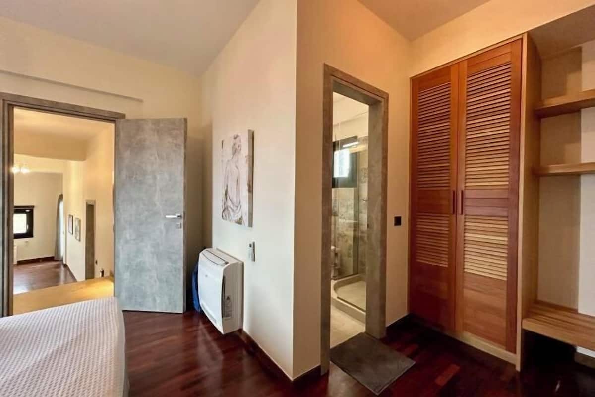 2 bedrooms, premium bedding, pillow-top beds, minibar