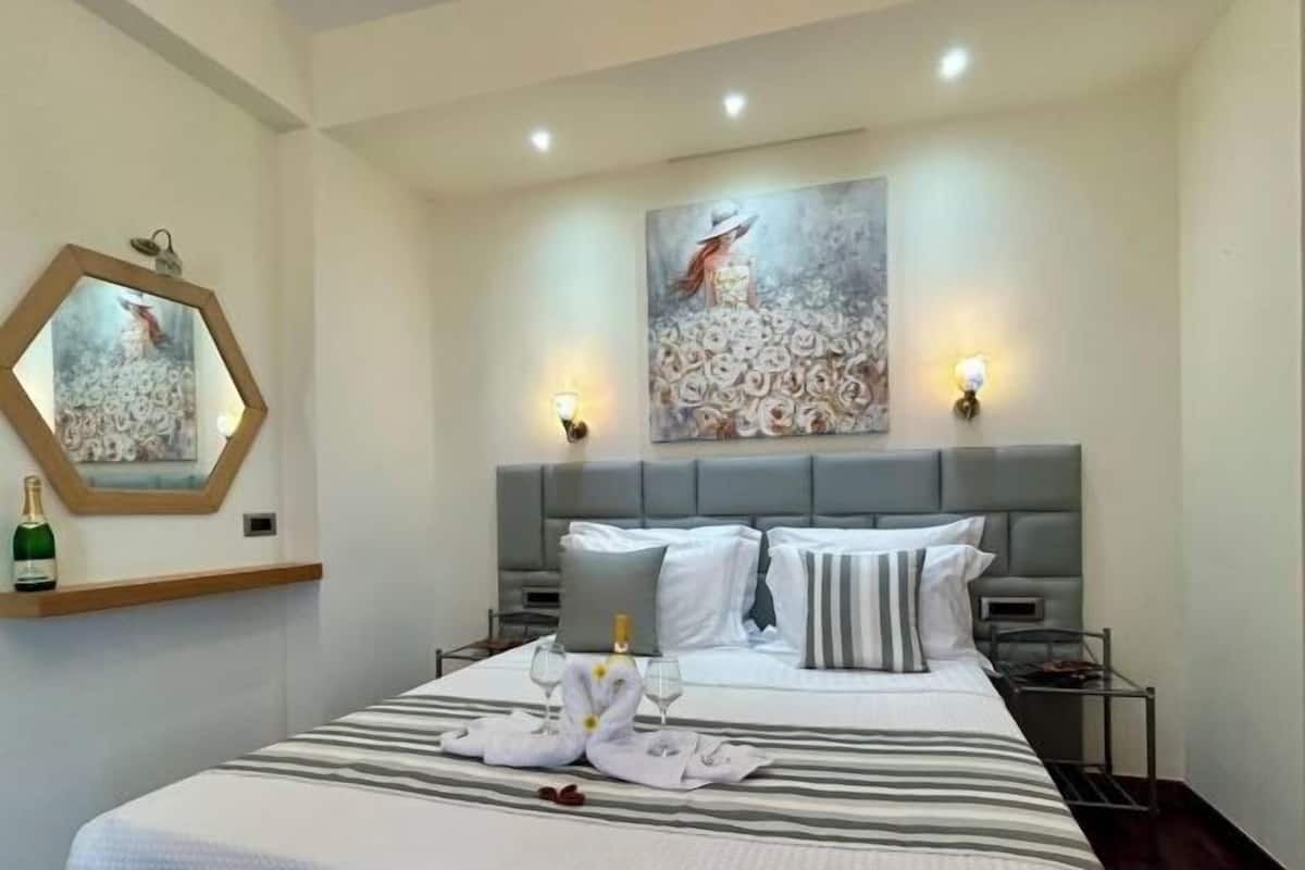 2 bedrooms, premium bedding, pillow-top beds, minibar