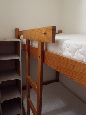 2 chambres, fer et planche à repasser