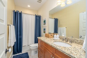 Een douche, een haardroger, handdoeken