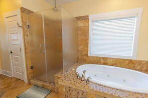 Een douche, een haardroger, handdoeken
