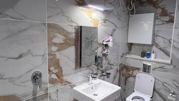 Secador de cabelo, toalhas de banho, sabonete, papel higiênico