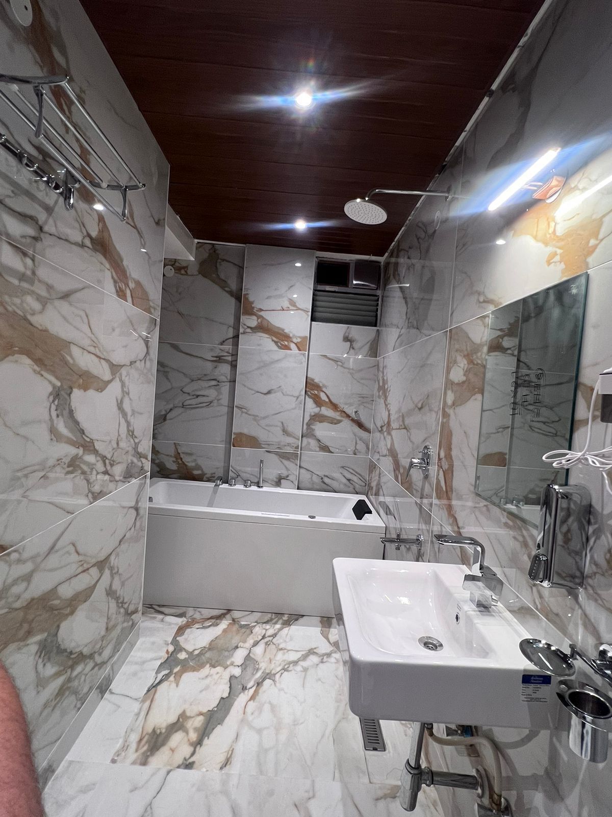 Sèche-cheveux, serviettes fournies, savon, papier toilette