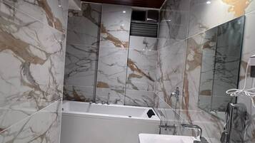 Sèche-cheveux, serviettes fournies, savon, papier toilette