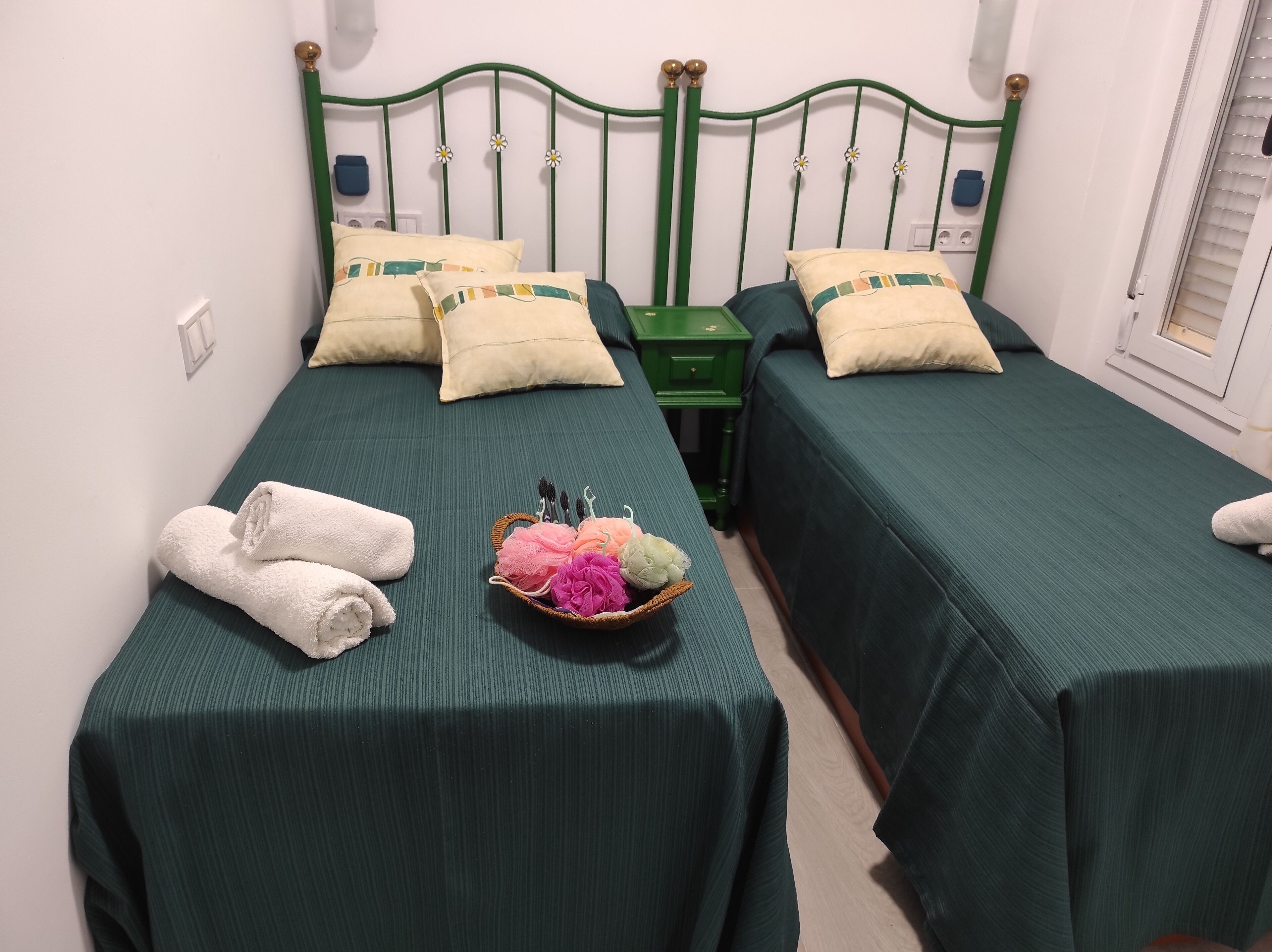 4 soverom, skrivebord, strykejern/-brett og reiseseng for barn