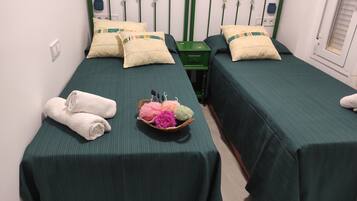 4 soverom, skrivebord, strykejern/-brett og reiseseng for barn