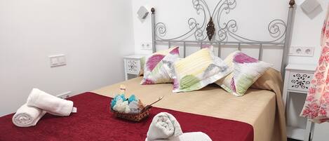 4 bedrooms, desk, iron/ironing board, free WiFi