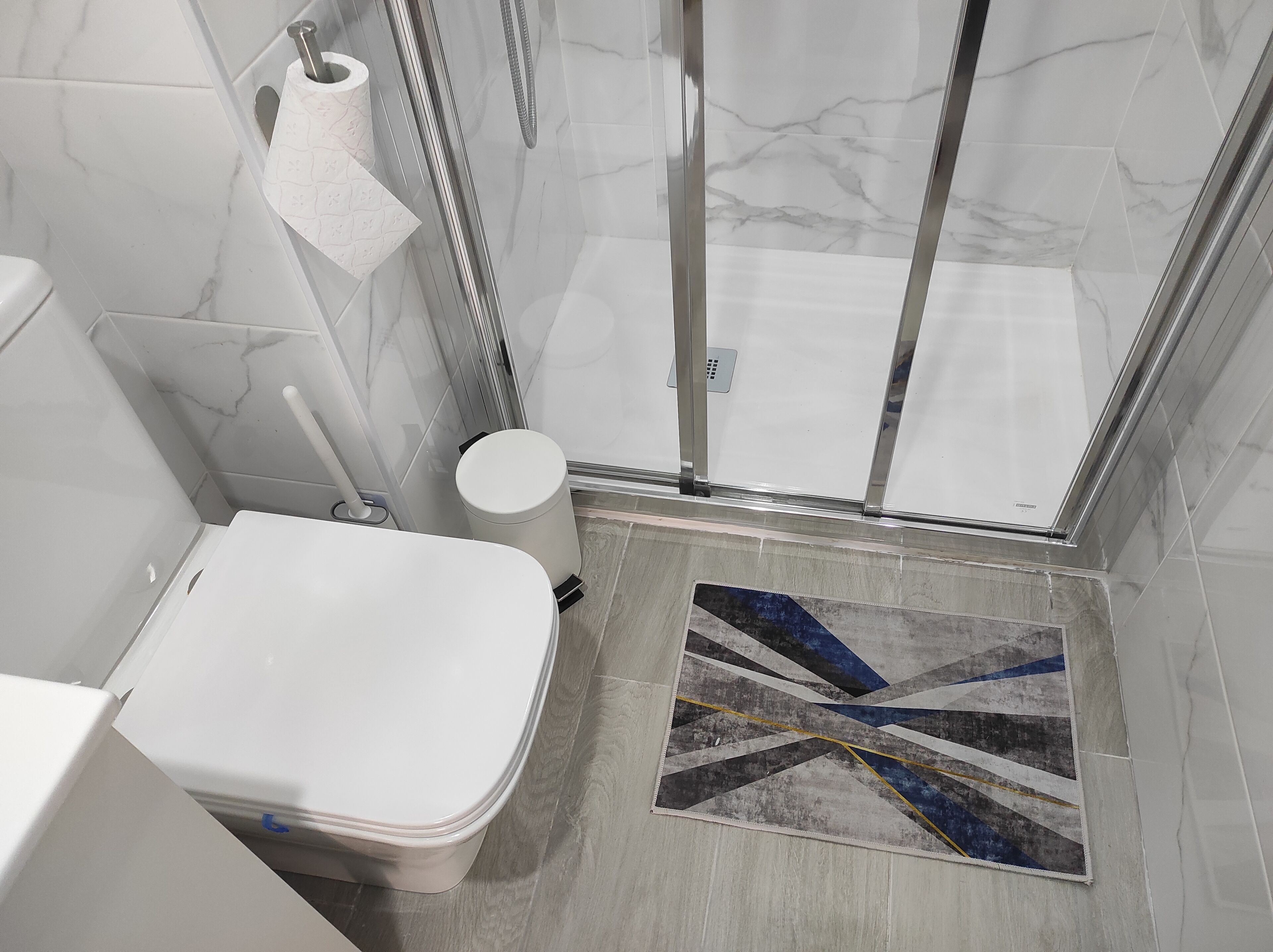 Dusj, hårføner, håndklær og såpe