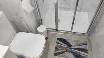 Dusj, hårføner, håndklær og såpe