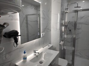 Dusche, Haartrockner, Handtücher, Seife