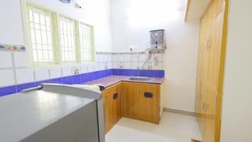 Elite Apartment | Private kitchen | Dishwasher, cookware/dishes/utensils