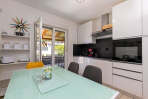 Fridge, oven, stovetop, dishwasher - 2B Apartment Castegner with garden & free parking (Pula)