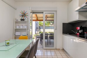 Fridge, oven, stovetop, dishwasher - 2B Apartment Castegner with garden & free parking (Pula)