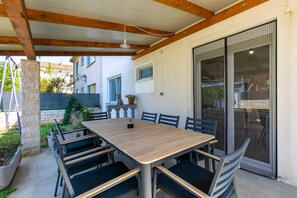 Outdoor dining - 2B Apartment Castegner with garden & free parking (Pula)